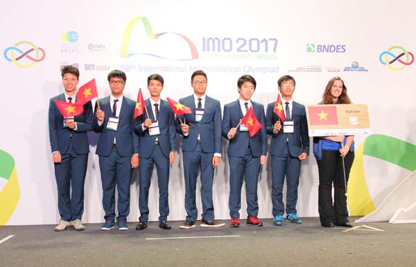 Đội tuyển học sinh Việt Nam tham dự Olympic Toán học quốc tế năm 2017 giành kết quả cao nhất trong lịch sử